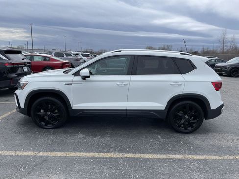Used 2023 Volkswagen Taos SE w/ Panoramic Sunroof Package image 4