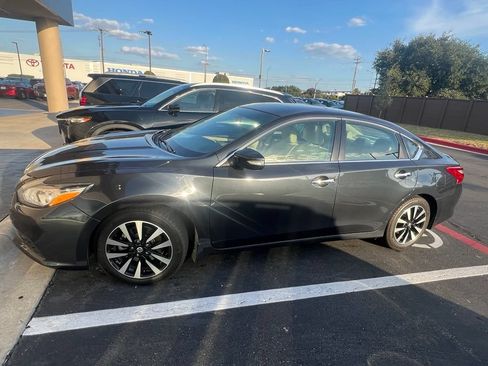 Used 2018 Nissan Altima 2.5 SV w/ 2.5 SV Technology Package FWD image 2