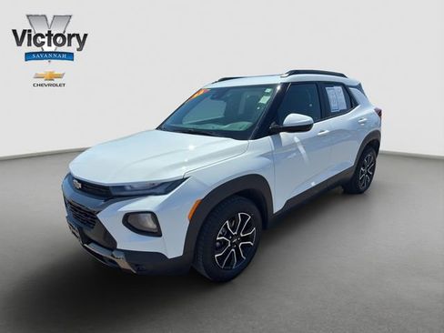 Used 2023 Chevrolet TrailBlazer ACTIV w/ Sun and Liftgate Package FWD image 3