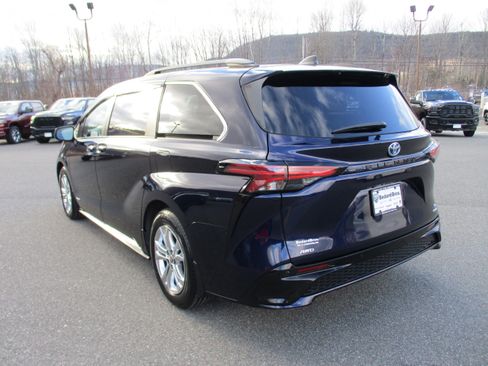 Used 2021 Toyota Sienna XSE w/ XSE Plus Package image 7