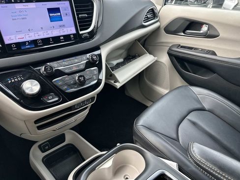 Used 2024 Chrysler Pacifica Touring-L FWD image 35