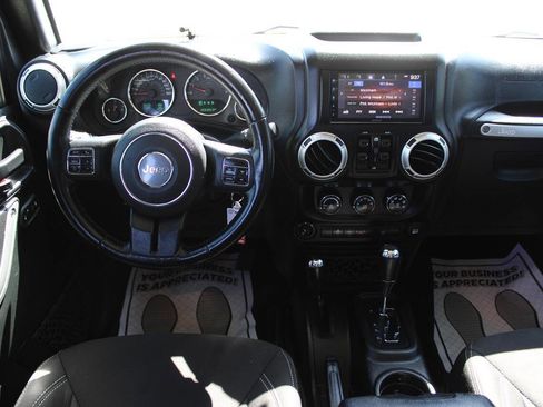 Used 2018 Jeep Wrangler Unlimited Sahara w/ Dual Top Group AWD/4WD image 10