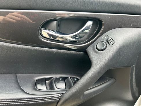 Used 2019 Nissan Rogue SV image 12