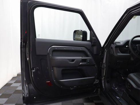New 2025 Land Rover Defender 90 V8 image 5