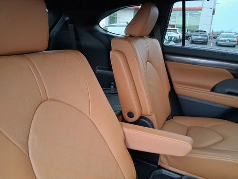 New 2026 Toyota Highlander Platinum AWD/4WD image 7