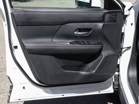 Used 2025 Nissan Kicks SR w/ SR Premium Package FWD image 17