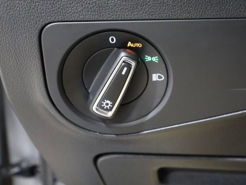 Used 2022 Volkswagen Tiguan SE image 33