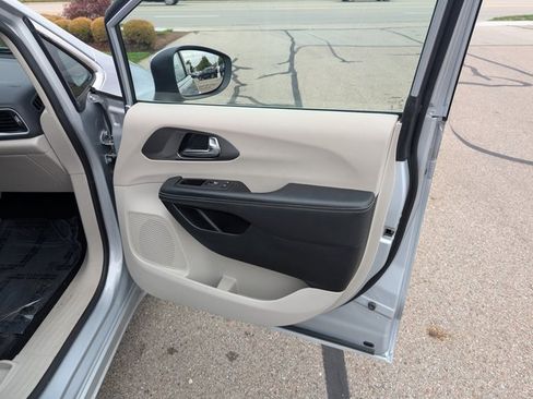 Used 2023 Chrysler Pacifica Touring-L image 5