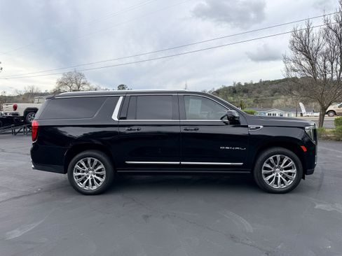 Used 2021 GMC Yukon XL Denali w/ Denali Premium Package image 5