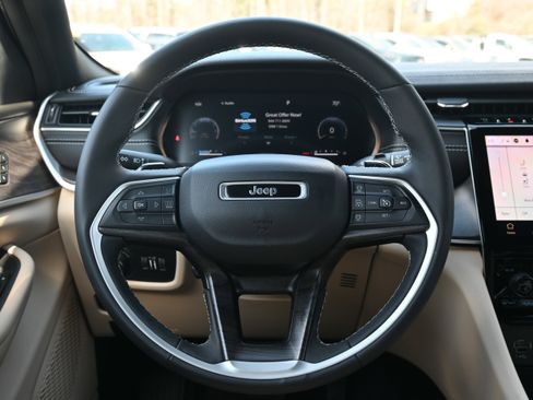 Used 2023 Jeep Grand Cherokee Limited w/ Luxury Tech Group II image 20