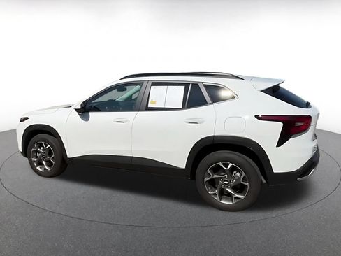 Used 2025 Chevrolet Trax LT w/ LT Convenience Package FWD image 9