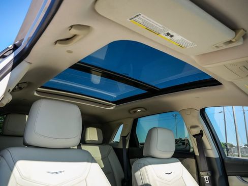 Used 2017 Cadillac XT5 Luxury w/ Driver Awareness Package FWD image 16