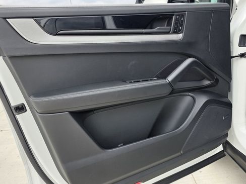 Certified 2025 Porsche Cayenne image 18
