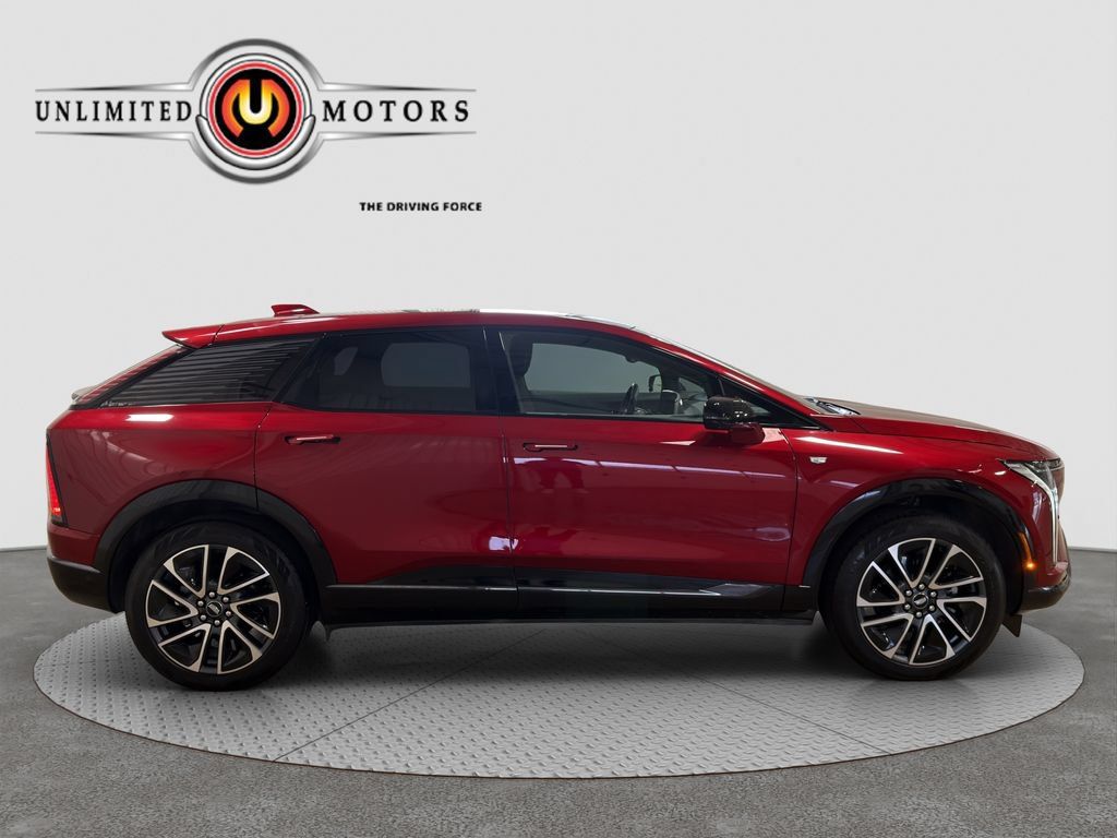 Used 2025 Cadillac Optiq Sport 2 w/ LPO, Floor Liner Package AWD/4WD image 28