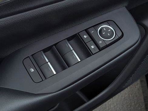 Certified 2026 Toyota Prius Plug-In Hybrid image 10