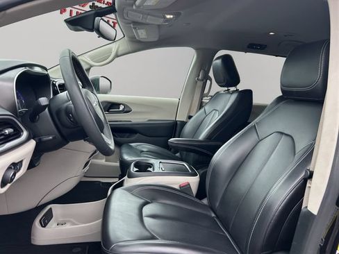 Used 2023 Chrysler Pacifica Touring-L FWD image 14
