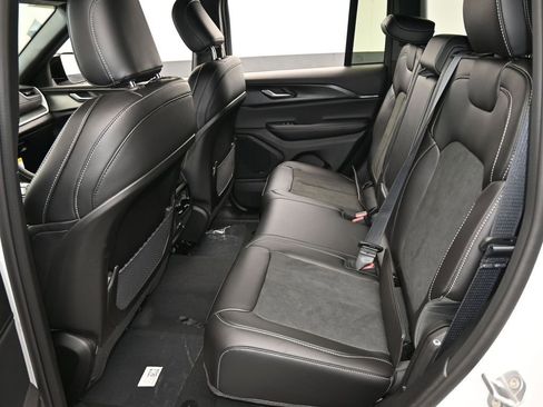 Used 2025 Jeep Grand Cherokee Altitude image 28