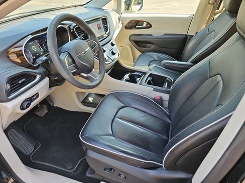 Used 2023 Chrysler Pacifica Limited w/ Uconnect Theater Family Group FWD image 19