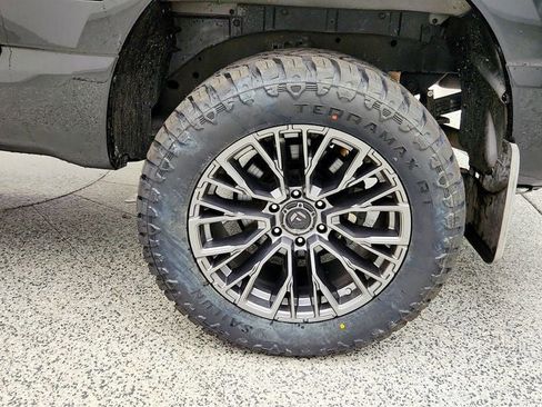 Used 2021 Nissan Titan SV w/ SV Convenience Package RWD image 9