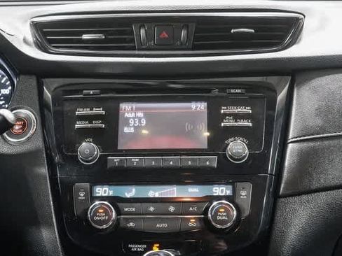 Used 2017 Nissan Rogue SV image 14