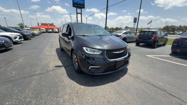 Used 2023 Chrysler Pacifica Touring-L FWD image 2