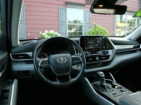 Used 2020 Toyota Highlander XLE AWD/4WD image 12
