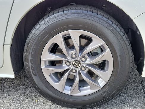 Used 2021 Toyota Sienna XLE image 11