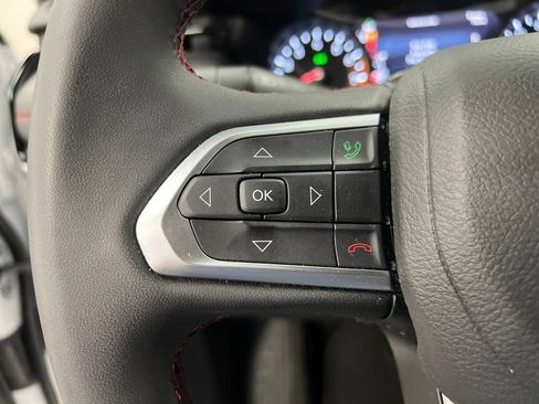 Used 2025 Jeep Compass Trailhawk AWD/4WD image 38