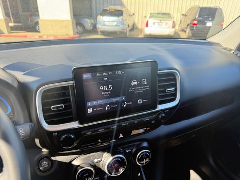 Used 2025 Hyundai Venue SEL image 20
