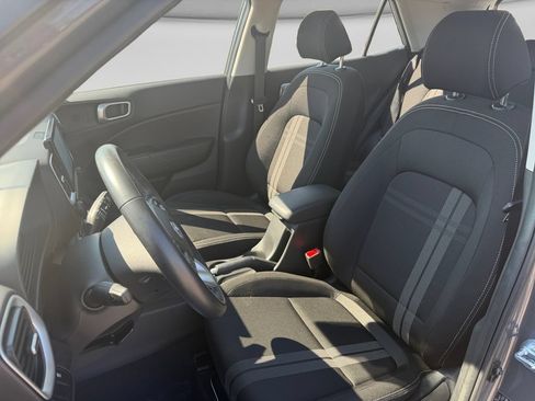 Used 2025 Hyundai Venue SEL FWD image 19