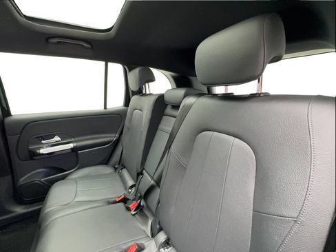 Used 2025 Mercedes-Benz GLB 250 4MATIC image 21