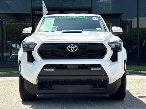 Used 2024 Toyota Tacoma TRD Sport AWD/4WD image 7