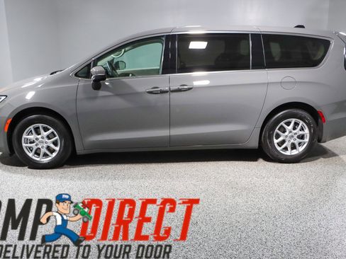 Used 2023 Chrysler Pacifica Touring-L FWD image 10