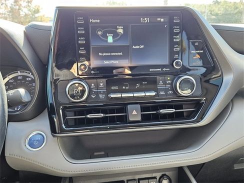 Used 2021 Toyota Highlander LE image 8