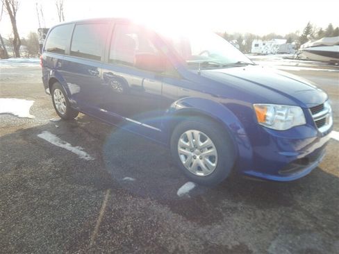 Used 2018 Dodge Grand Caravan SE w/ UConnect Hands-Free Group image 5