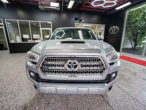 Used 2017 Toyota Tacoma TRD Sport image 6