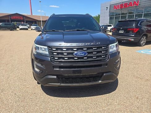 Used 2017 Ford Explorer XLT w/ Equipment Group 202A AWD/4WD image 2