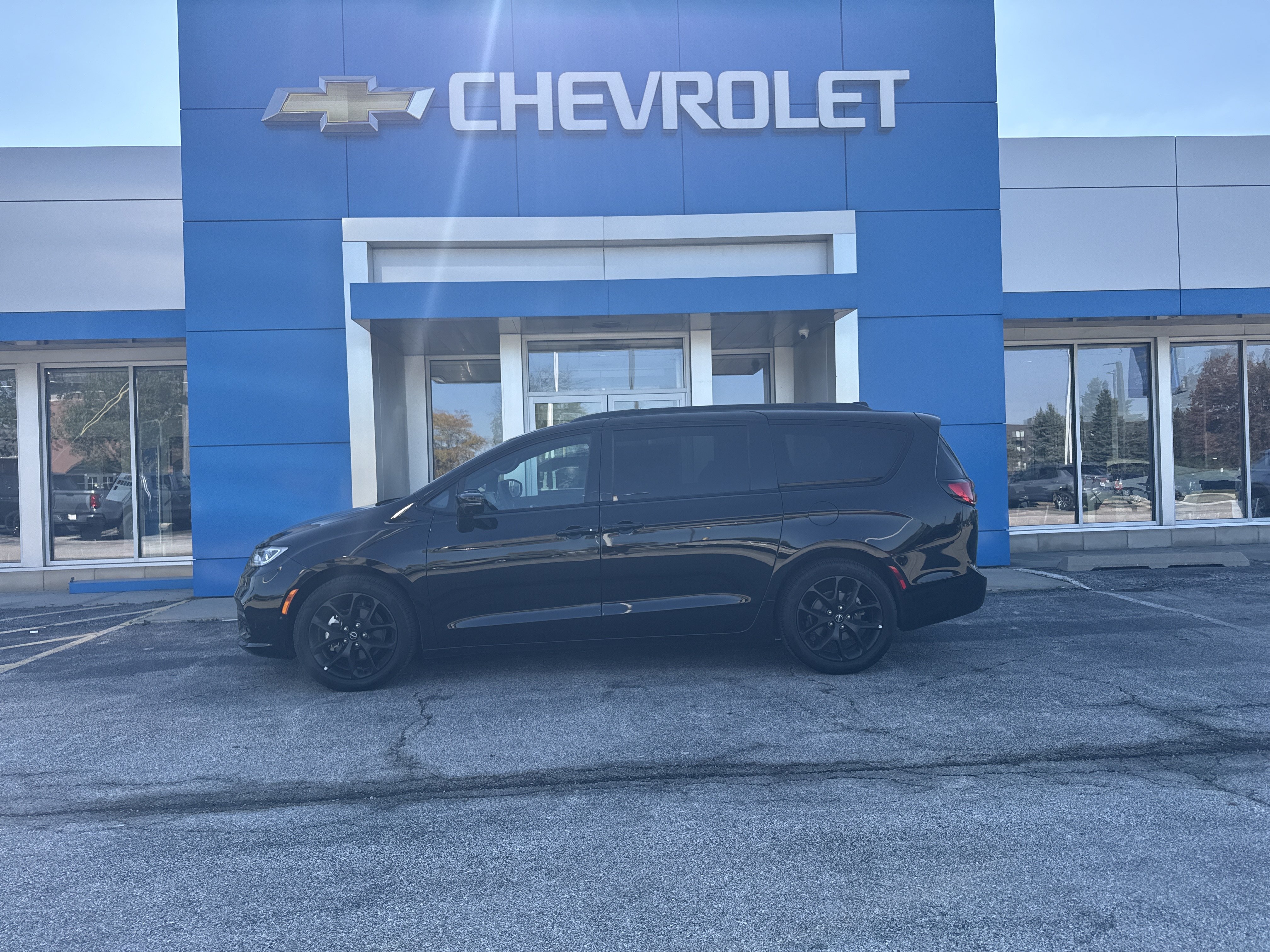 Used 2026 Chrysler Pacifica Select w/ S Appearance Package FWD image 2