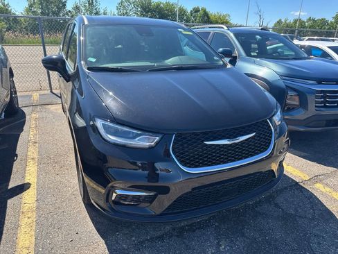 Used 2025 Chrysler Pacifica Select FWD image 26
