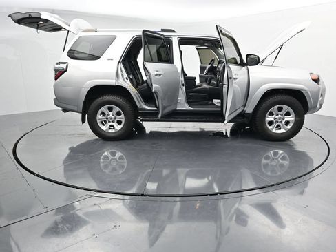 Used 2021 Toyota 4Runner SR5 AWD/4WD image 38