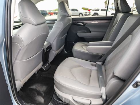 Certified 2021 Toyota Highlander Platinum FWD image 19