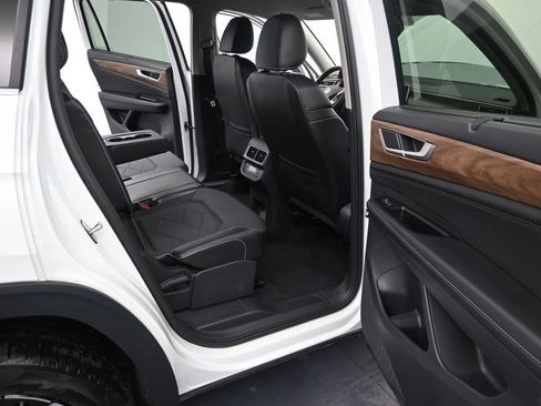 Used 2024 Volkswagen Atlas SE FWD image 16