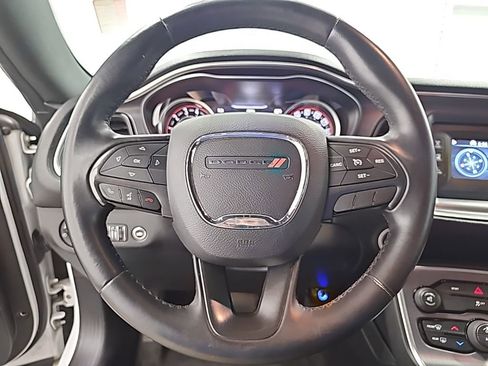 Used 2015 Dodge Challenger SXT image 22