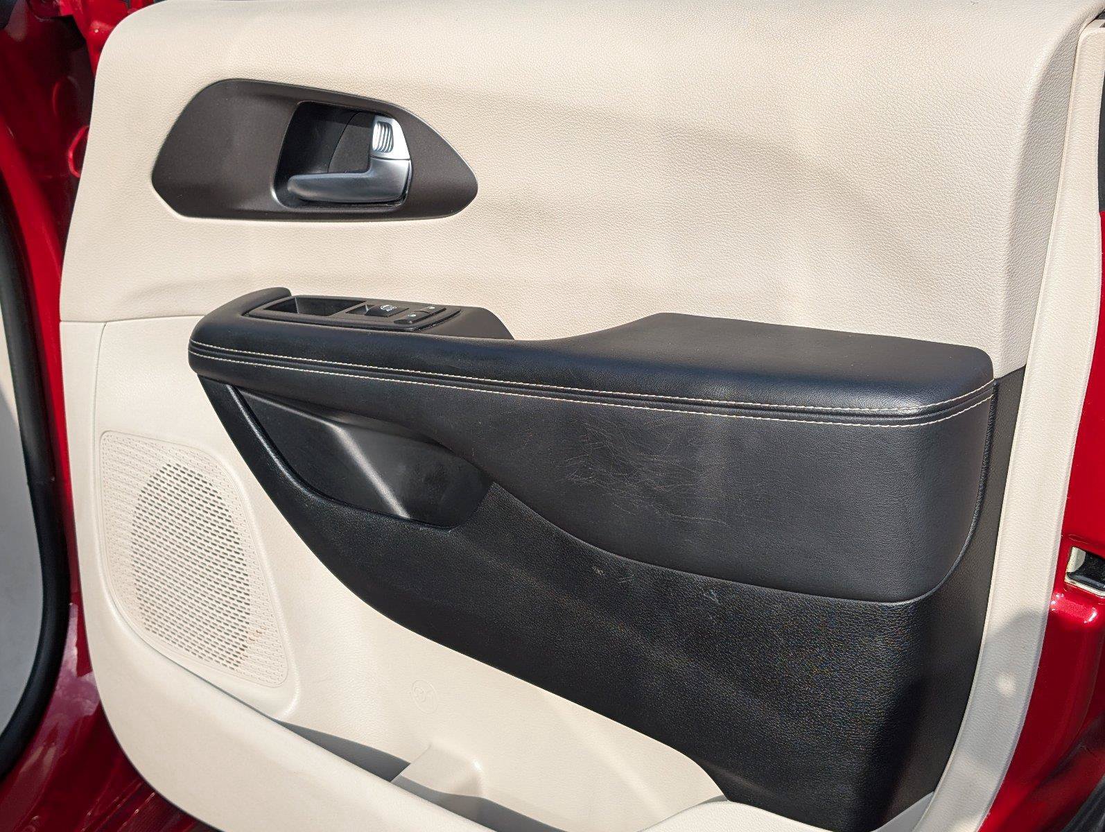 Used 2024 Chrysler Pacifica Touring-L FWD image 37