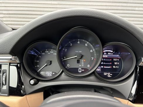 Certified 2025 Porsche Macan image 17