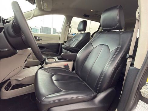 Used 2023 Chrysler Pacifica Touring-L FWD image 6