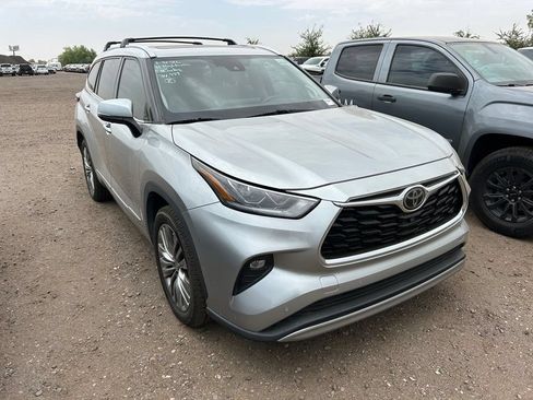 Used 2021 Toyota Highlander Platinum FWD image 3