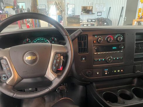 Used 2018 Chevrolet Express 3500 w/ Driver Convenience Package RWD image 8
