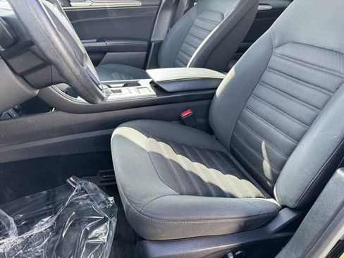 Used 2017 Ford Fusion SE w/ Fusion SE Technology Package image 5