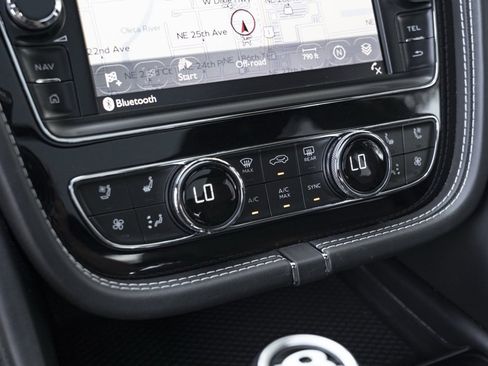 Used 2018 Bentley Bentayga image 32